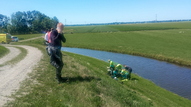 Eénzijdig ongeval; motorrijder mist bocht Oostdijk bij Driehuizen