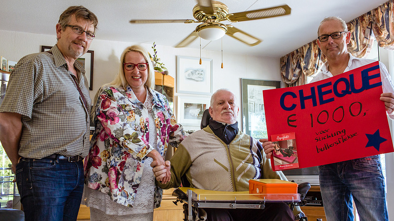 Schrijfster werkt voor niets: Cheque van €1000 naar stichting voor hulphonden