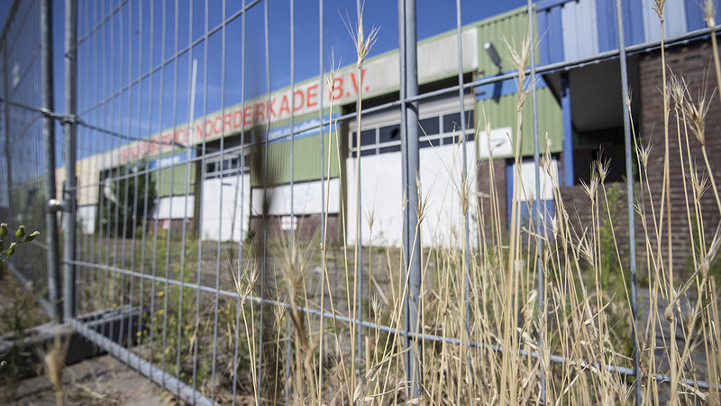 Fractie BAS wil graag decoratieve doeken om lelijk pand Bandenhandel Noorderkade