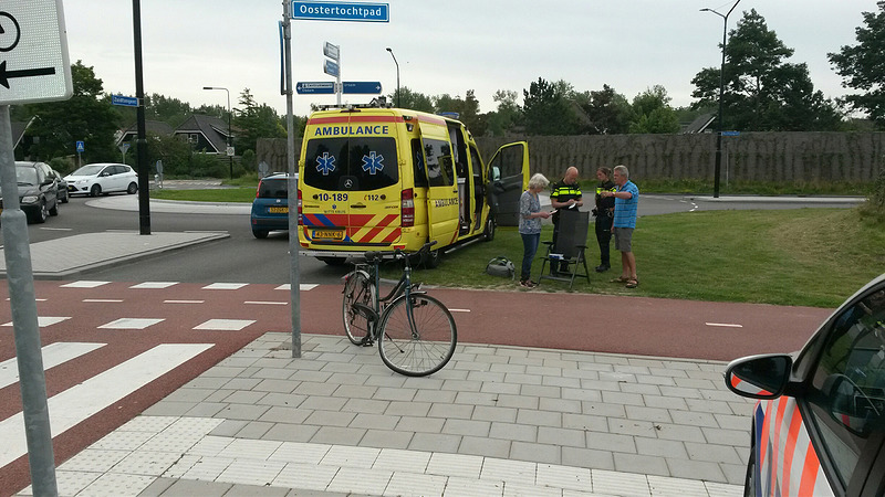 Fietser naar ziekenhuis na voorrangsfout