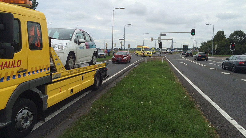 Kop-staartbotsing op N9: twee auto's beschadigd, één gewonde