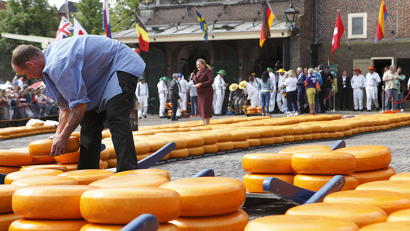 Ambassadeur Jong-hyun Choe van Republiek Korea opent Alkmaarse kaasmarkt