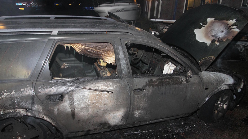 Auto aan Veenhuizerweg volledig uitgebrand