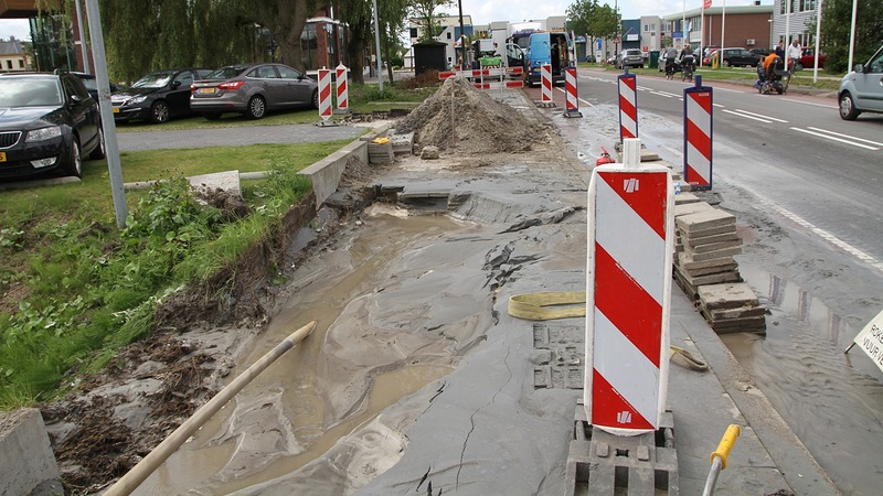 Waterleiding lek geboord: wateroverlast op straat en twee panden zonder water