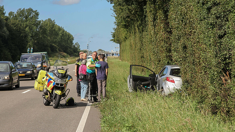 Eenzijdig ongeval N245 na wegzetten waterflesje