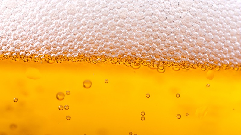Pilot met normaal bier in AFAS-stadion tijdens Eredivisie en KNVB-Beker wedstrijden