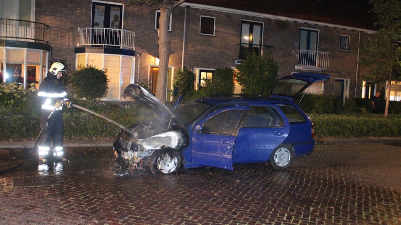 Auto vliegt tijdens rijden in brand