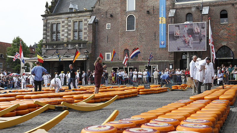 J.A. Leeghwater en dorpsomroeper Jan Geert I openen laatste kaasmarkt van het seizoen