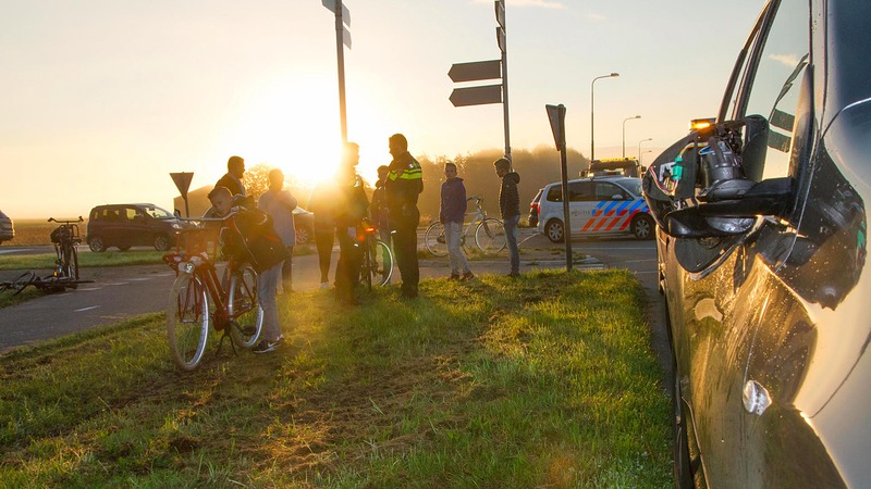 Overstekende scholier gewond na botsing met auto