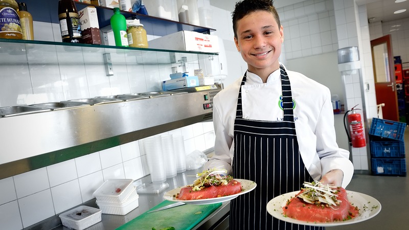 Smakelijk eten in schoolrestaurant l’Avenir van PCC Oosterhout
