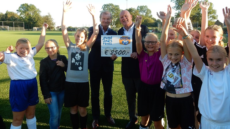 Dick Schrieken doneert €2.500 verjaardagsgeld aan Jeugdsportfonds Alkmaar