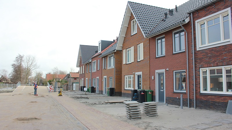Wethouder Beers reikt symbolische sleutel uit aan bewoners Broekrijk