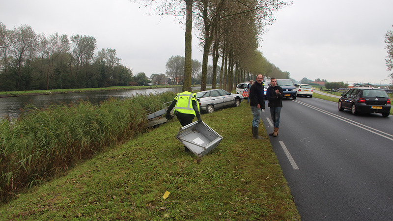 Auto met aanhanger schiet bijna van de Westdijk af het kanaal in