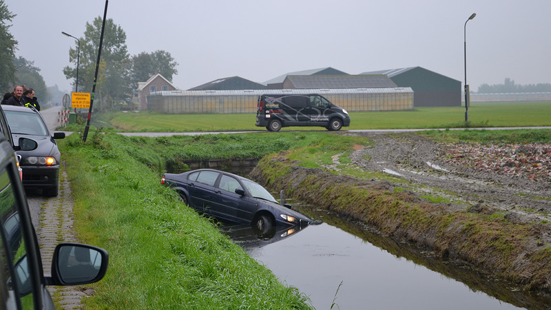 Auto in de sloot na botsing op Veenhuizerweg