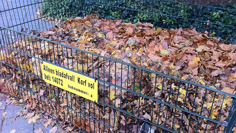Stadswerk072 plaatst weer bladkorven in boomrijke wijken voor verzamelen bladafval