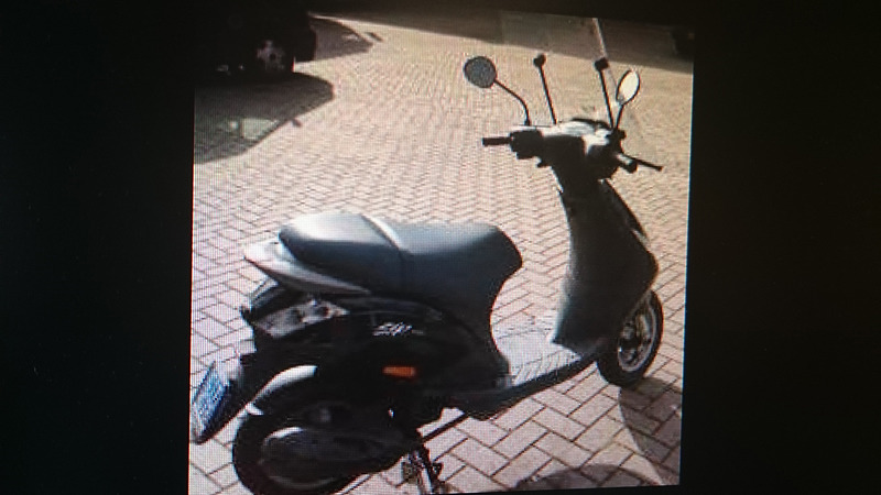 Brommer gestolen uit voortuin aan Weegbree, getuigen gezocht