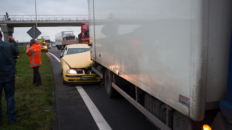 Compacte auto komt op N242 klem te zitten tussen vrachtwagen en Landrover