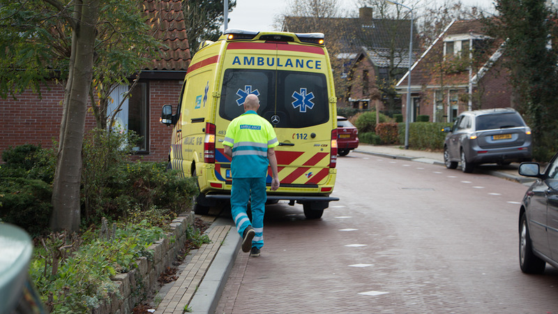 Oudere fietsster gewond door botsing met auto