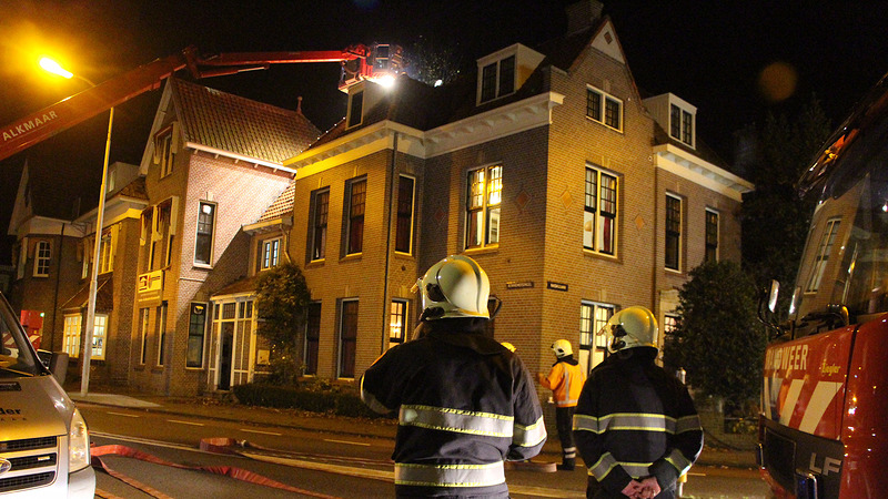 Schoorsteenbrand legt verkeer Kennemersingel plat