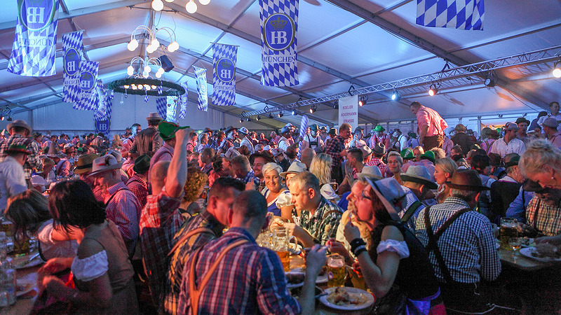 Politie onderzoekt twee meldingen onzedelijk betasten tijdens Oktoberfest