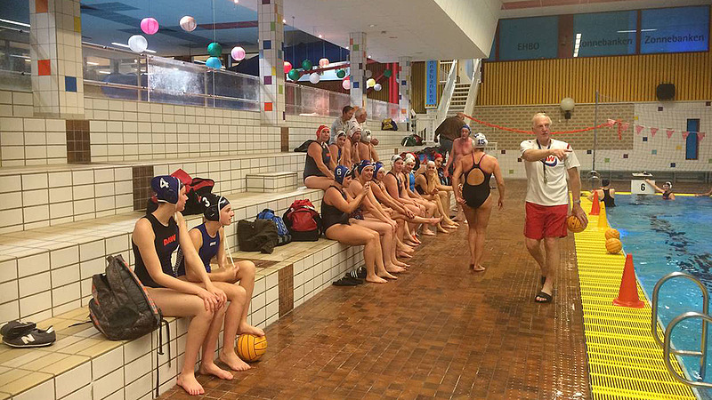 Jarige DAW-trainer Jan Koekenbier verrast door waterpoloërs