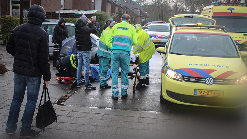 Vrouw breekt been bij scooterongeval