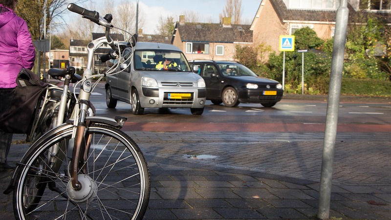 Fietsster gewond bij aanrijding op Vondelstraat, laagstaande zon mogelijk factor