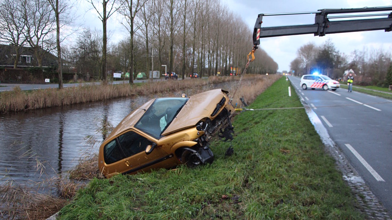 Auto bijna ondersteboven te water in Stompetoren