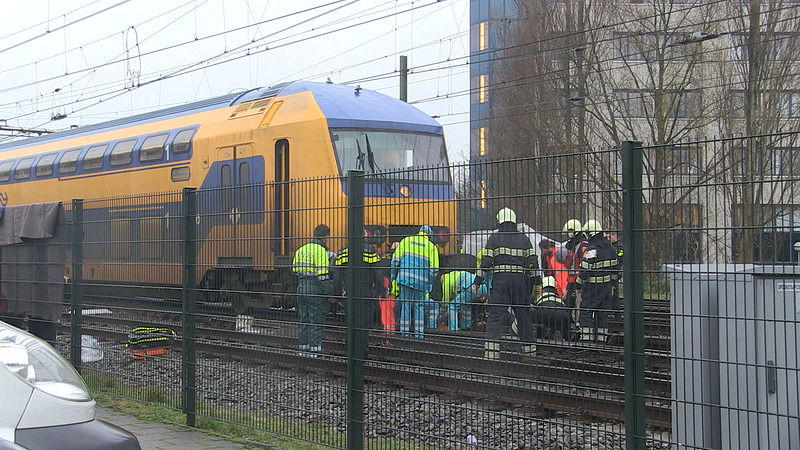 Verwarde man onder trein is zelf op rails gaan liggen