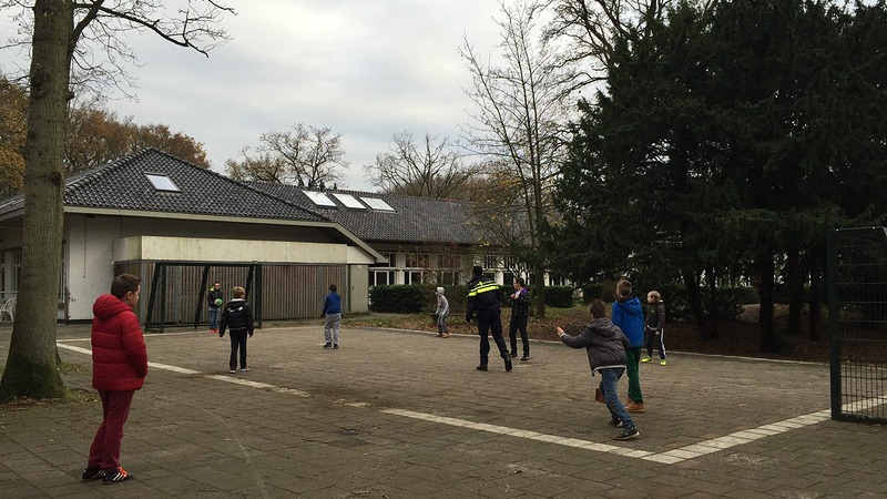 Jeugdagenten geven vuurwerkles op school voor speciaal onderwijs