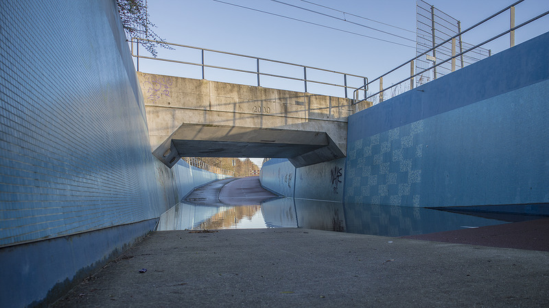 Kapotte leiding veroorzaakt volgelopen fietstunnel in Van Noortwijklaan