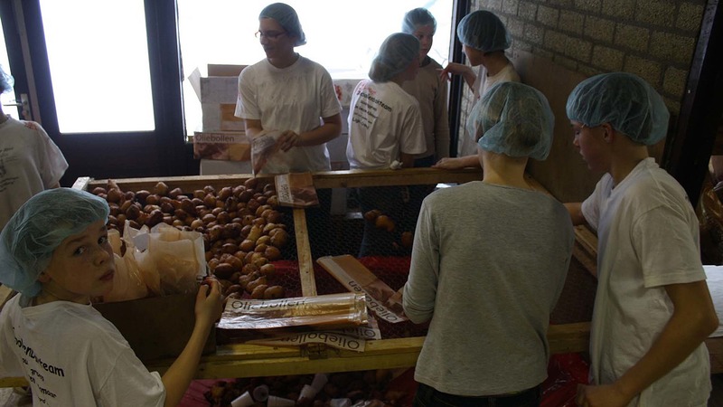 Scouts van De Geuzen bakken eind december 25.000 oliebollen