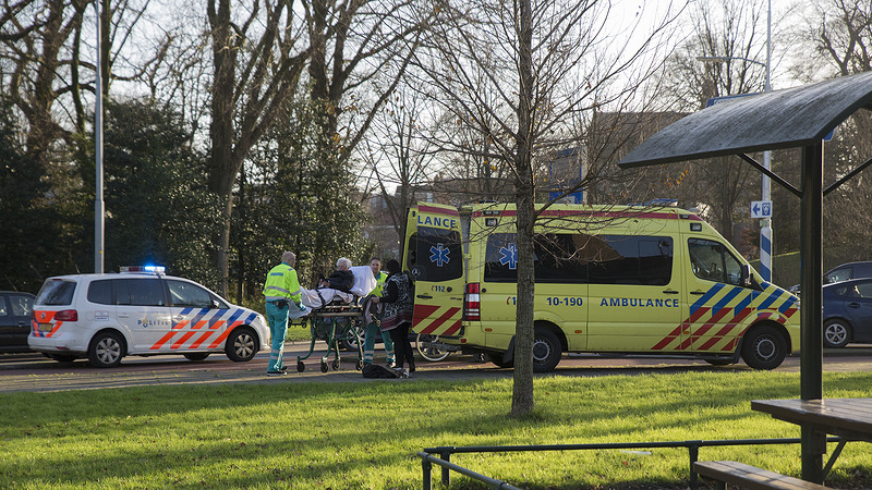 Gele bus met blauwe opdruk rijdt door na aanrijden fietsster