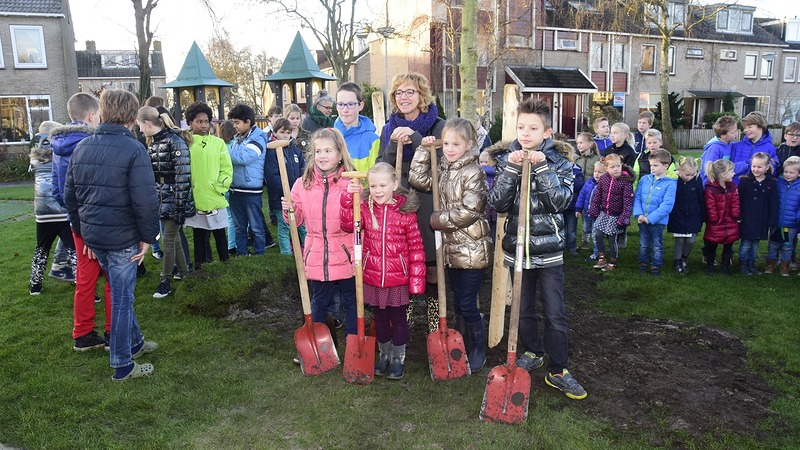 Wethouder Anjo van de Ven plant fusiebomen in Schermerhorn en De Rijp