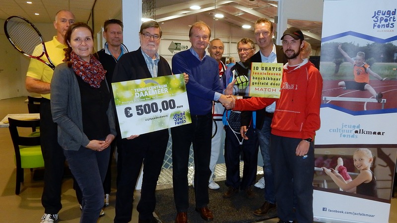 Jeugdsportfonds Alkmaar ontvangt cheque van TC Daalmeer 