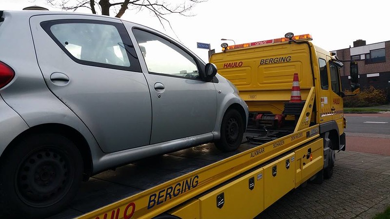 Politie controleert op openstaande boetes: rijbewijs en auto in beslag genomen