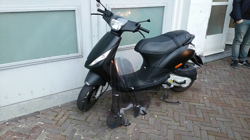 Gestolen bromfietsscherm terug bij eigenaar dankzij getuigen