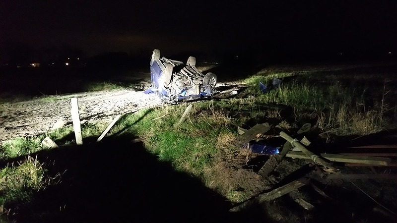 Auto eindigt via greppel ondersteboven in weiland bij Egmond-Binnen