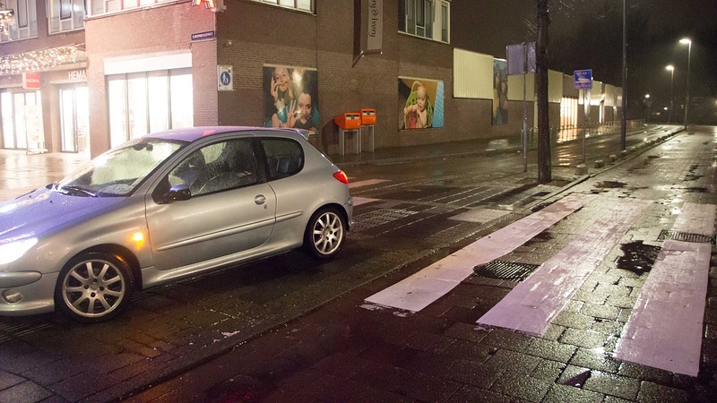 Auto klapt in bussluis bij Winkelcentrum De Mare