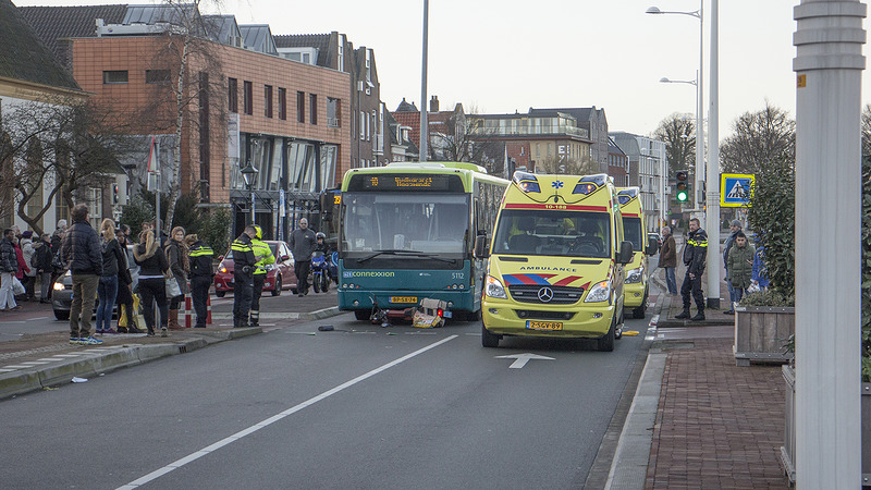 Lijnbus rijdt bestuurster snorfiets aan op Kanaalkade