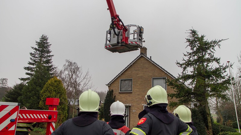 Brandweer ruikt uit vanwege zware rookontwikkeling in schoorsteen