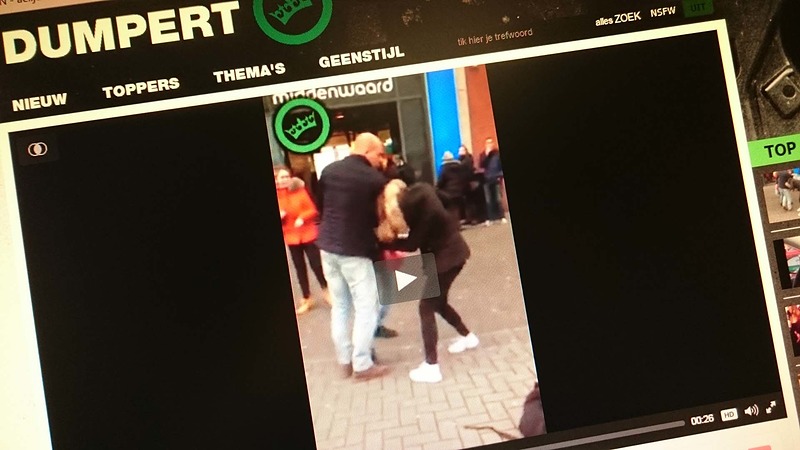 Man haalt vechtende meisjes uit elkaar voor ingang Middenwaard