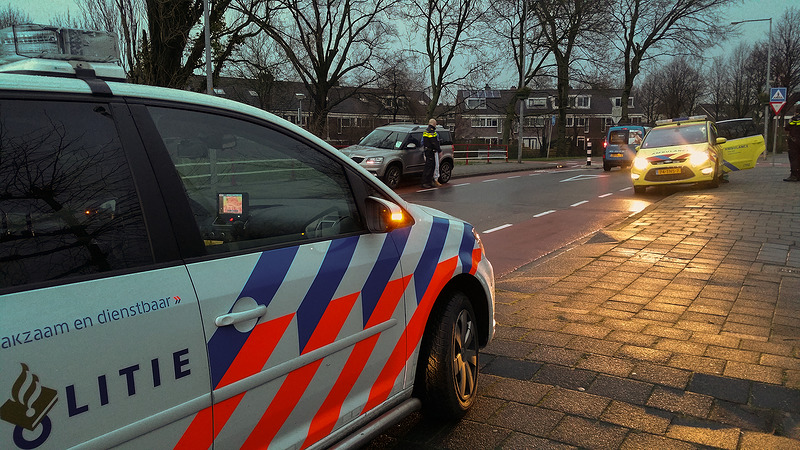 Overstekende fietser geraakt door auto