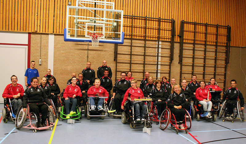 Prominente gasten bij training rolstoelvereniging VIOS‘82