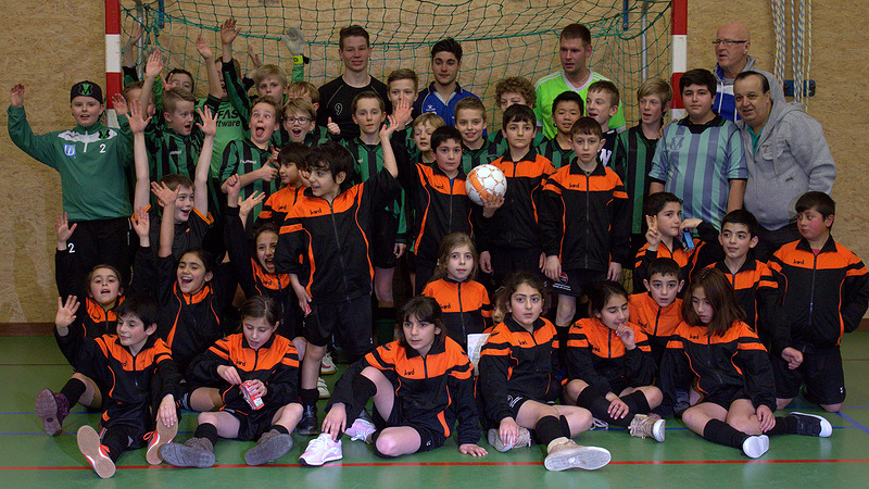 Armeense kinderen en organisatie genieten van voetbalmiddag