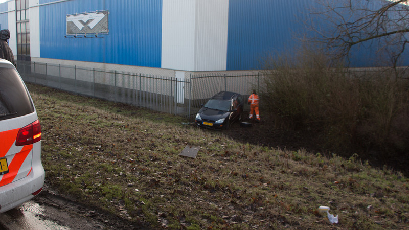 Auto schiet talud Provincialeweg af na stuurfout