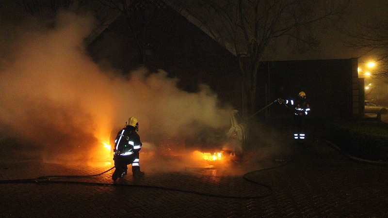 Twee auto's uitgebrand na brandstichting in Heiloo