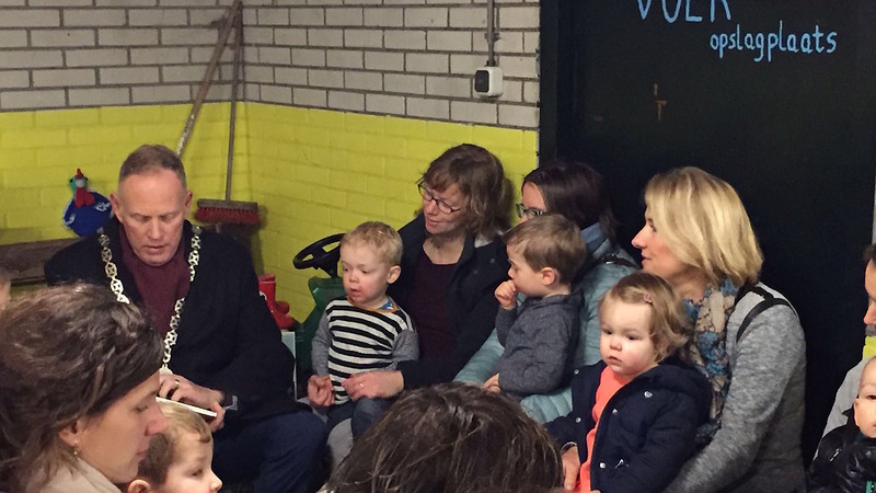 Burgemeester Heerhugowaard leest voor tijdens Nationale Voorleesdagen