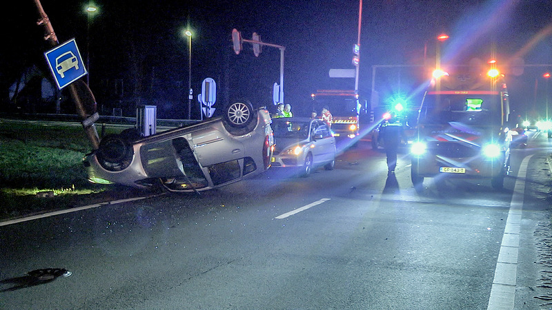 Auto op de kop na botsing Nollenweg in Alkmaar