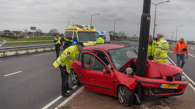 Eenzijdig ongeval op Westtangent: bestuurder gewond en auto total loss